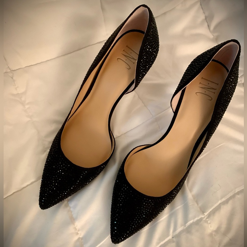 Elegant Black Pointed Toe Heels with Textured Finish